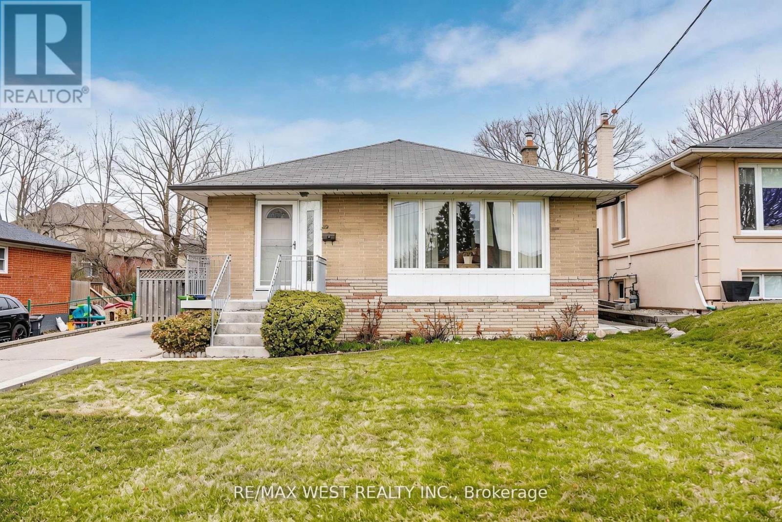 32 Deevale Road, Toronto (downsview-roding-cfb), Ontario