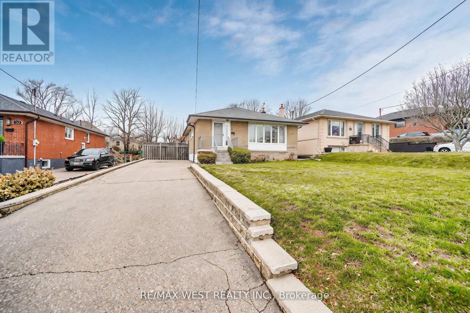 32 Deevale Road, Toronto (downsview-roding-cfb), Ontario