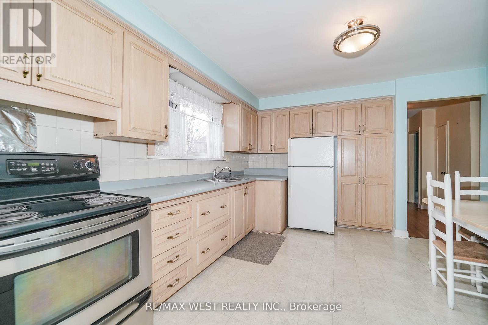 32 Deevale Road, Toronto (downsview-roding-cfb), Ontario