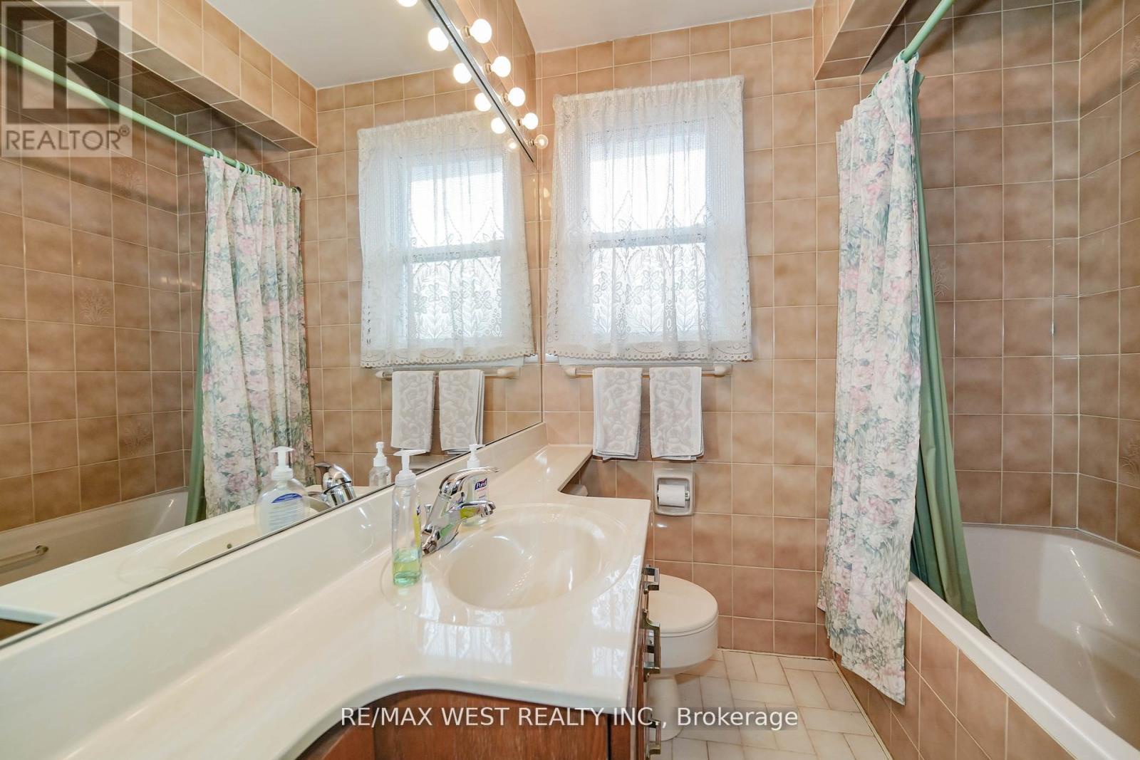 32 Deevale Road, Toronto (downsview-roding-cfb), Ontario