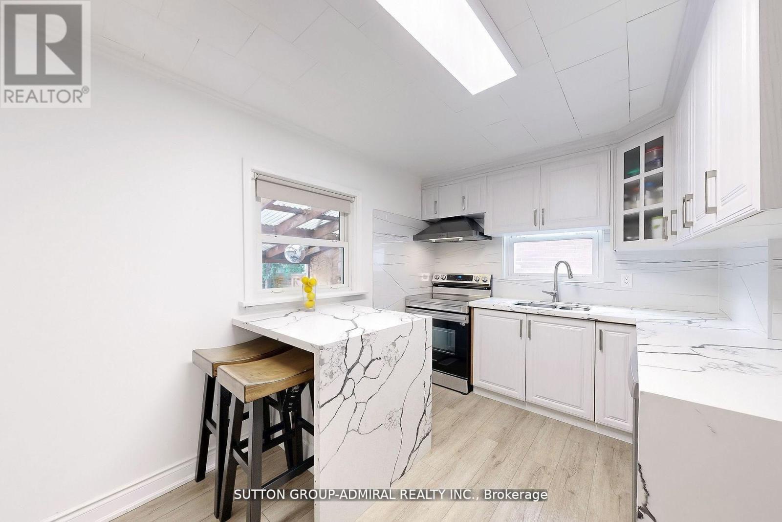 14 Spears Street, Toronto (rockcliffe-smythe), Ontario