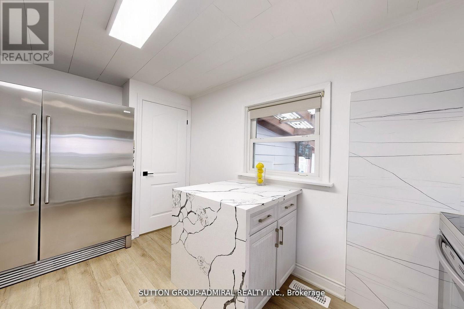 14 Spears Street, Toronto (rockcliffe-smythe), Ontario