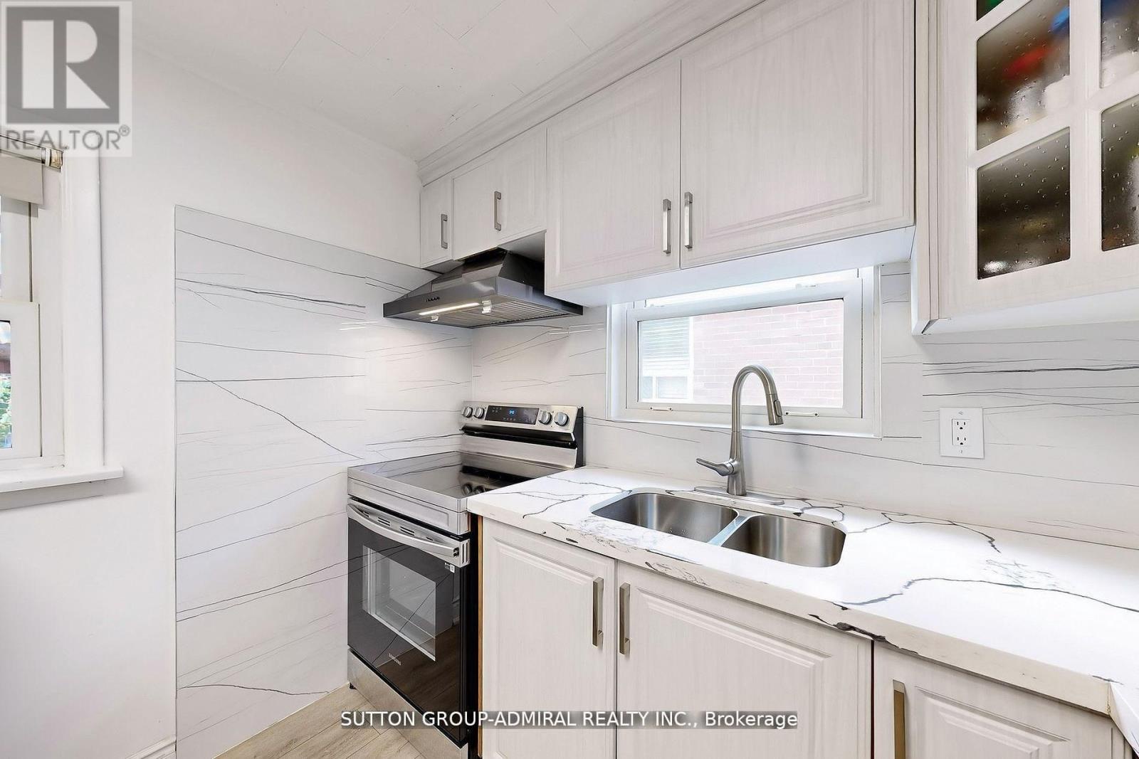 14 Spears Street, Toronto (rockcliffe-smythe), Ontario