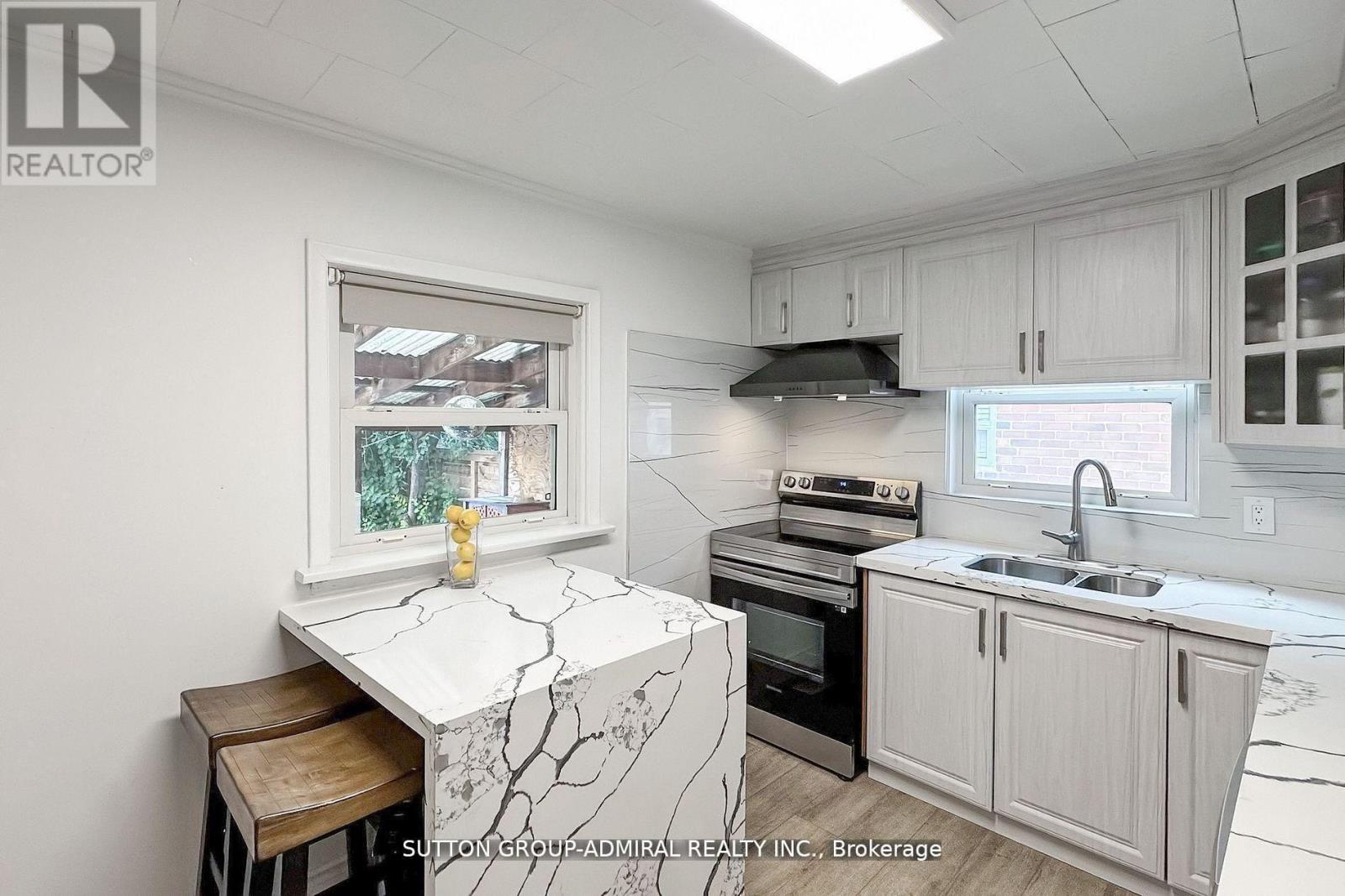 14 Spears Street, Toronto (rockcliffe-smythe), Ontario