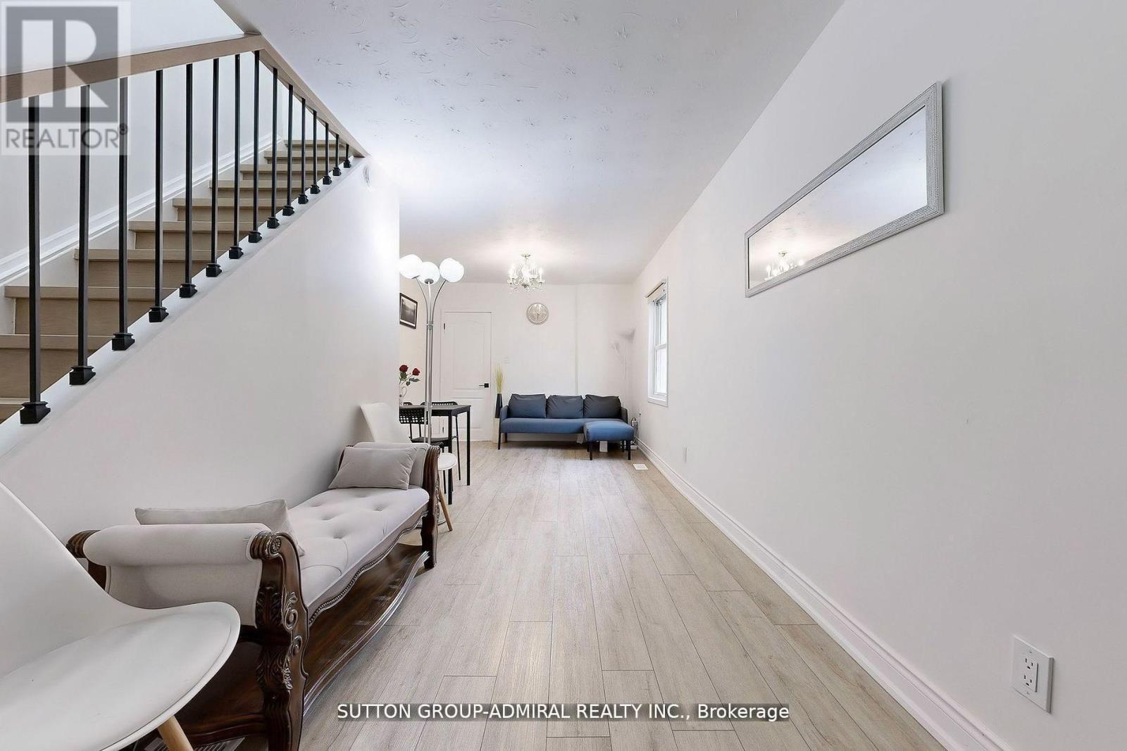 14 Spears Street, Toronto (rockcliffe-smythe), Ontario