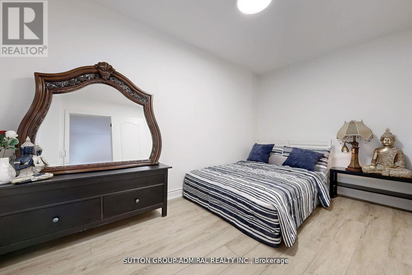 14 Spears Street, Toronto (rockcliffe-smythe), Ontario