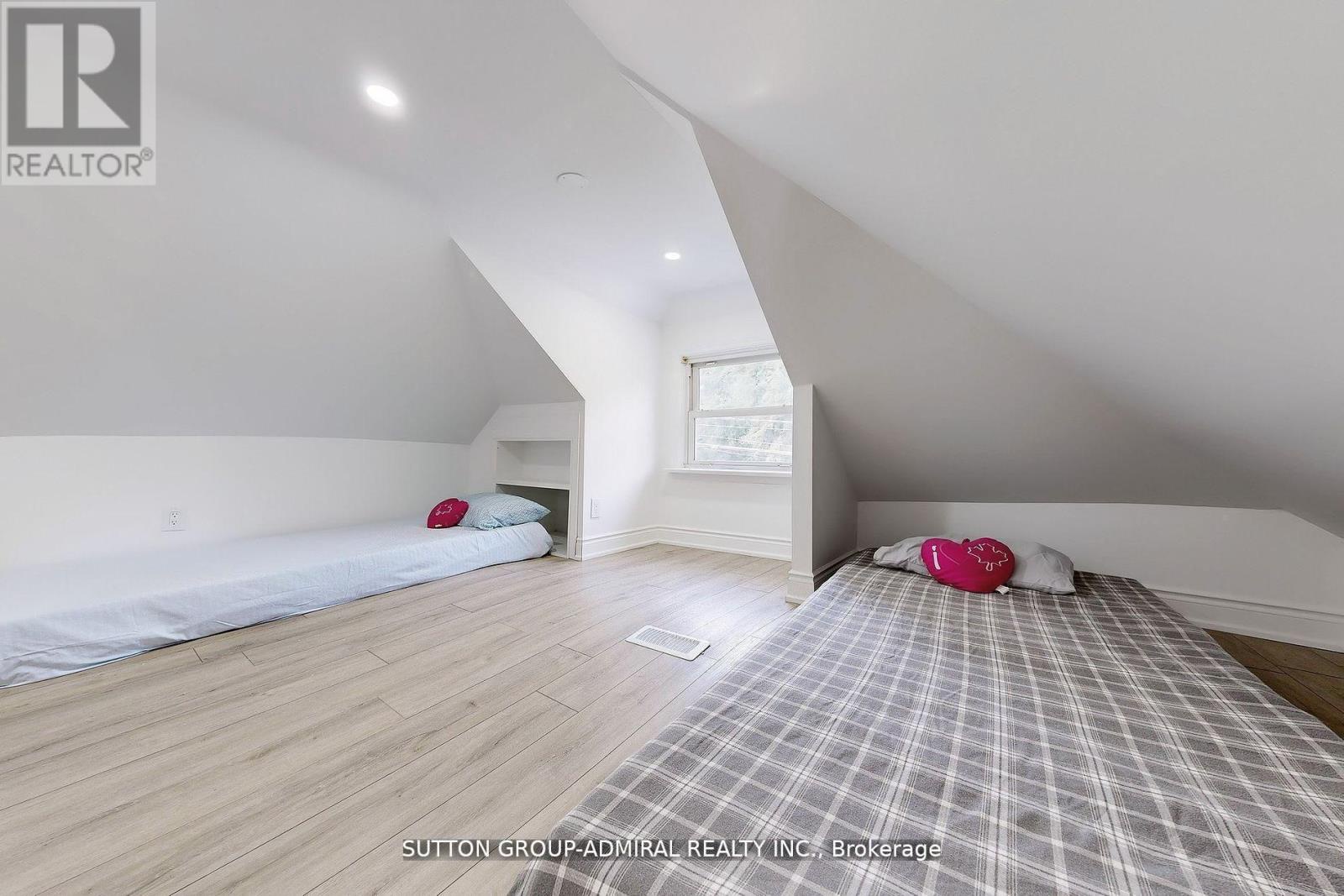 14 Spears Street, Toronto (rockcliffe-smythe), Ontario