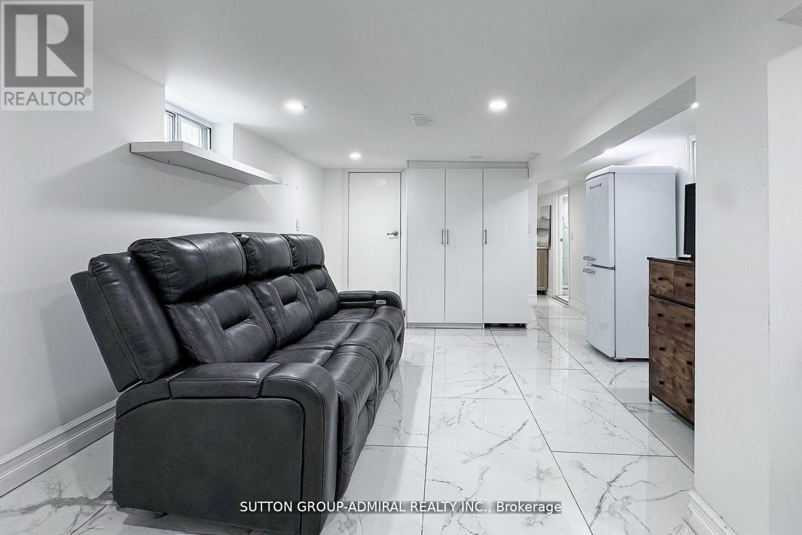 14 Spears Street, Toronto (rockcliffe-smythe), Ontario