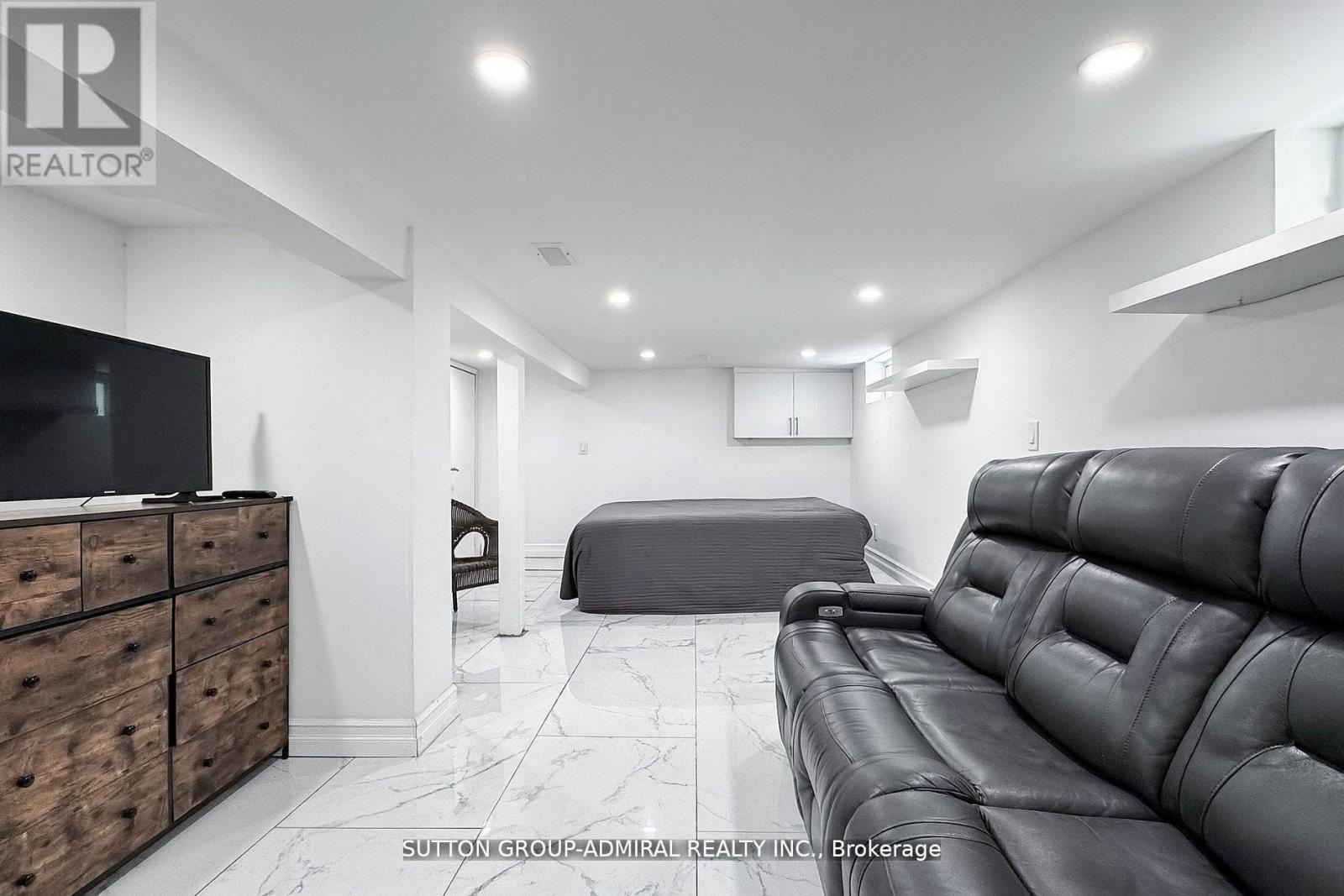 14 Spears Street, Toronto (rockcliffe-smythe), Ontario