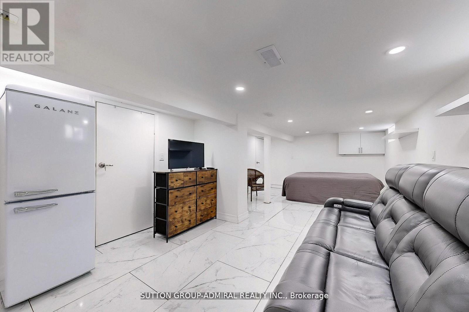 14 Spears Street, Toronto (rockcliffe-smythe), Ontario