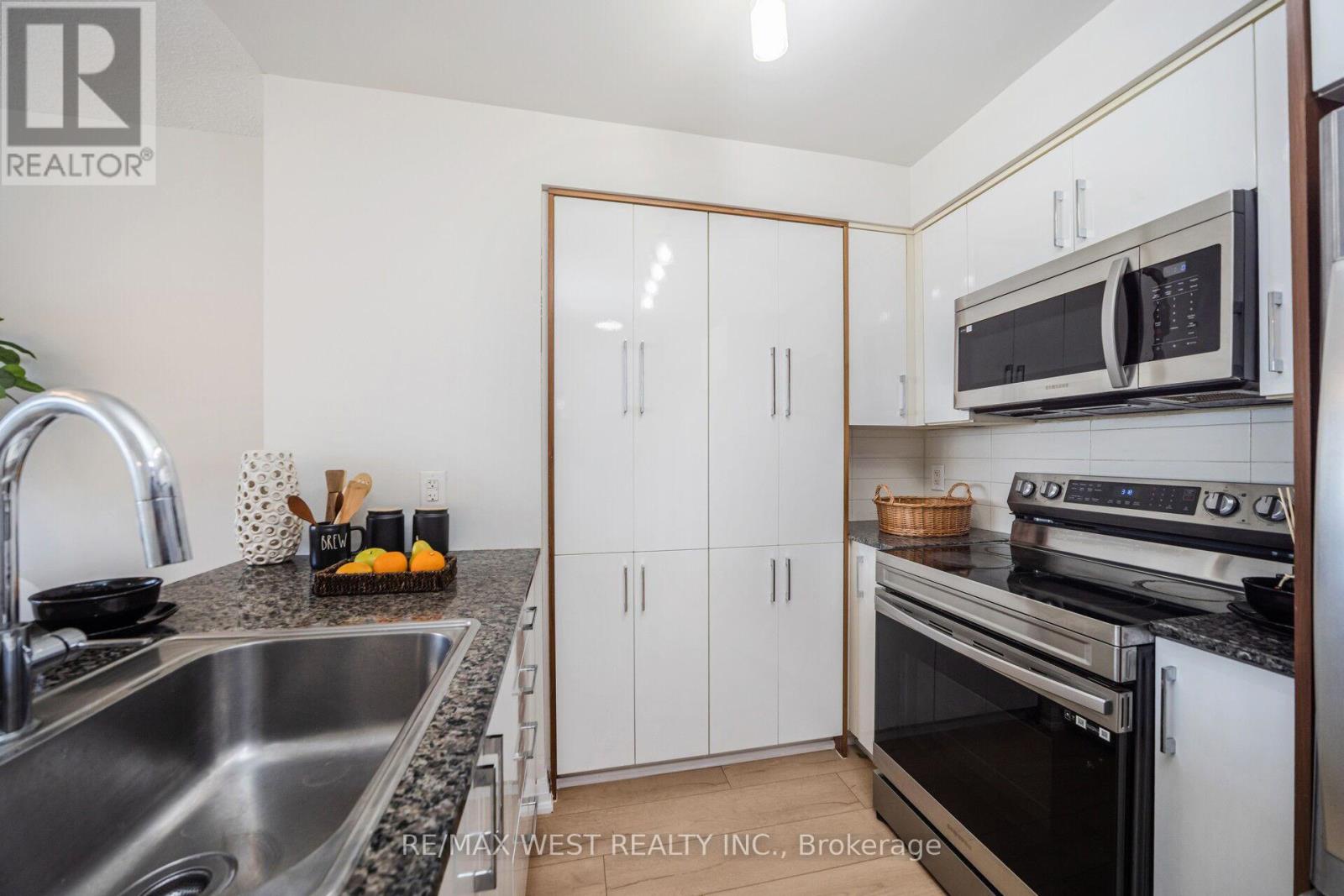 905 - 1 Valhalla Inn Road, Toronto (islington-city Centre West), Ontario