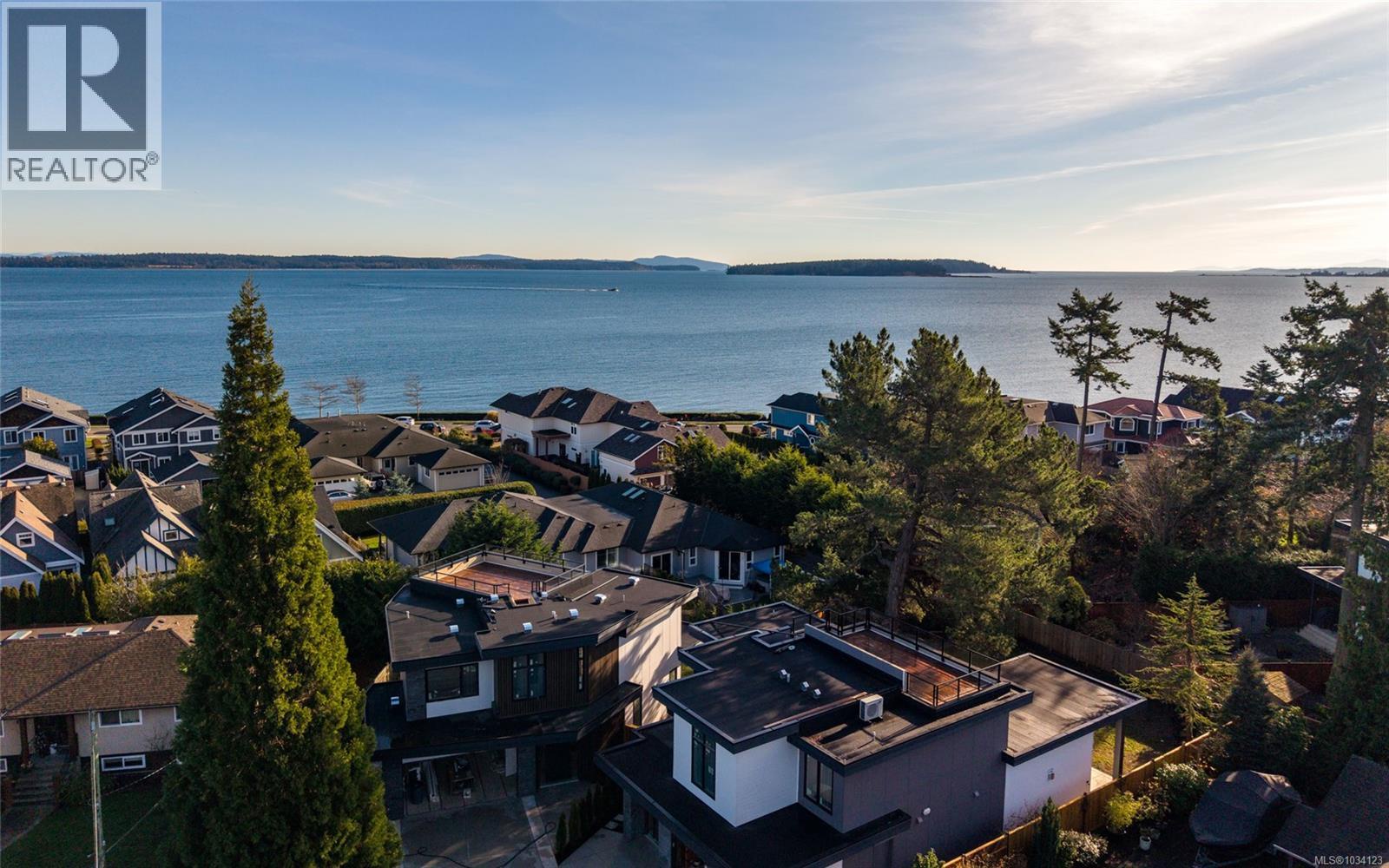 2295 Adela Pl, Sidney, British Columbia