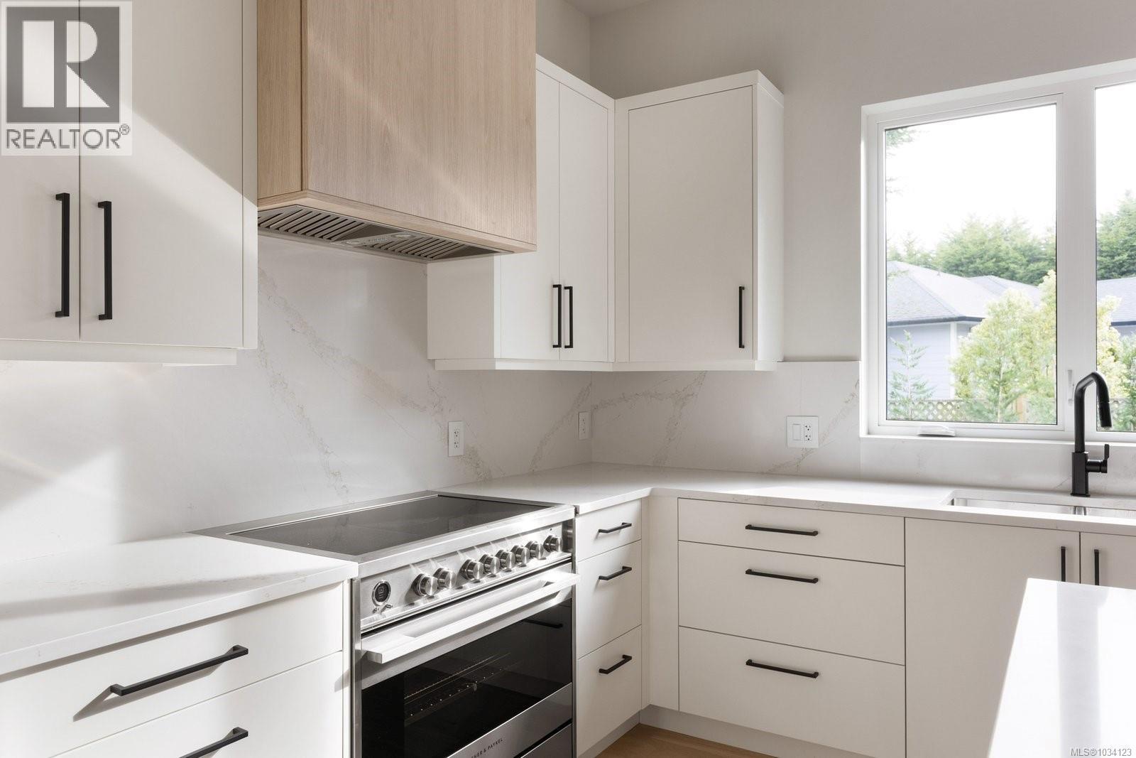 2295 Adela Pl, Sidney, British Columbia