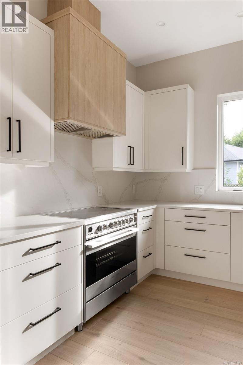 2295 Adela Pl, Sidney, British Columbia