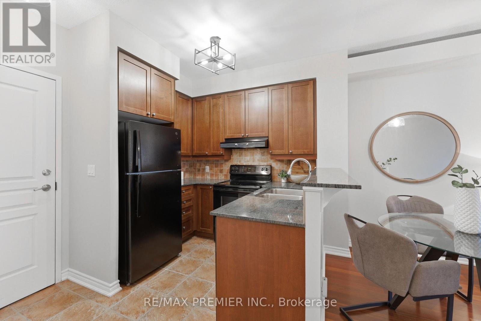 Ph20 - 16 Dallimore Circle, Toronto (banbury-don Mills), Ontario