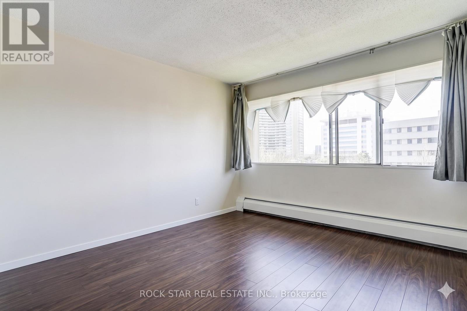708 - 10 Sunny Glenway, Toronto (flemingdon Park), Ontario
