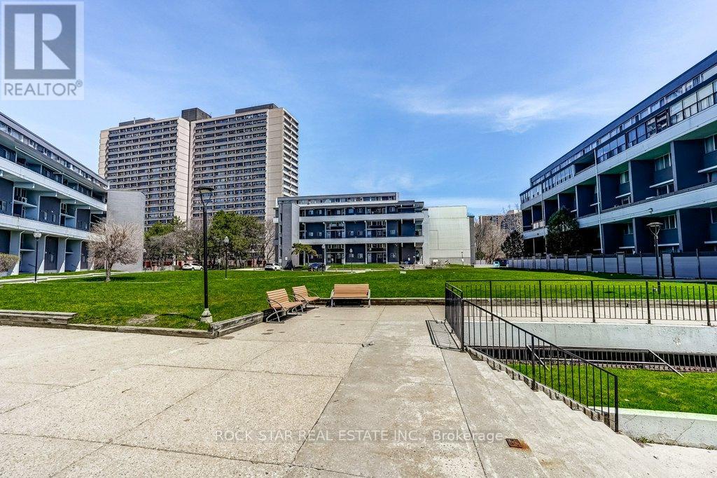 708 - 10 Sunny Glenway, Toronto (flemingdon Park), Ontario