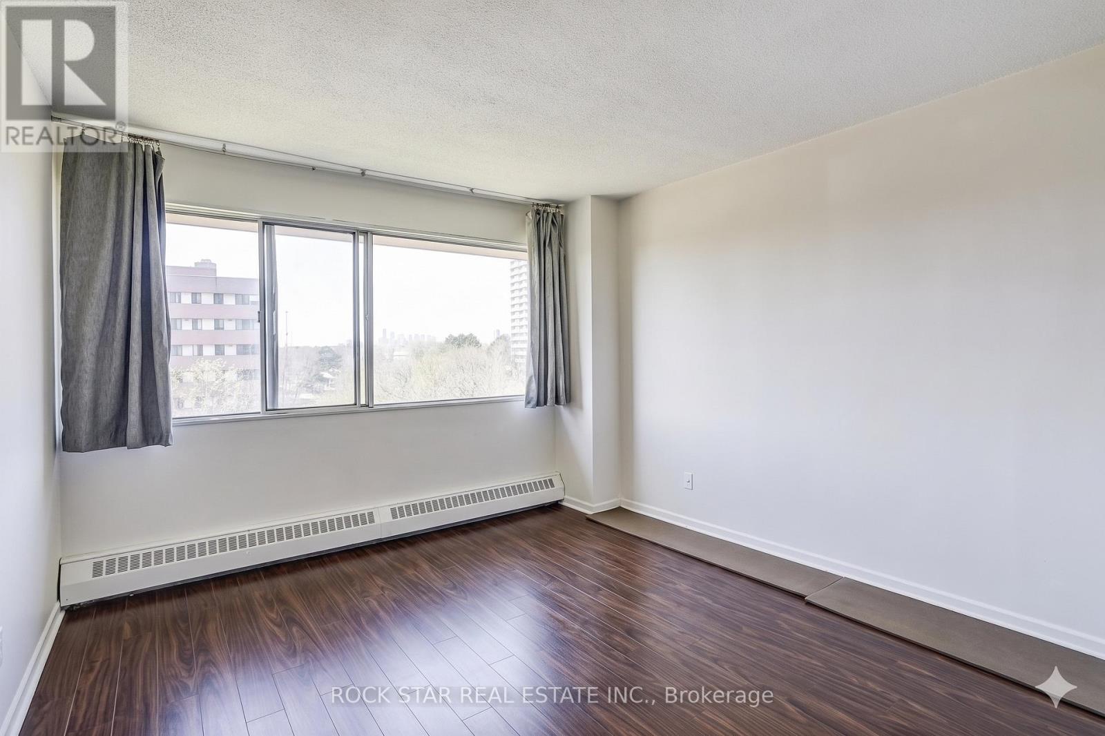 708 - 10 Sunny Glenway, Toronto (flemingdon Park), Ontario
