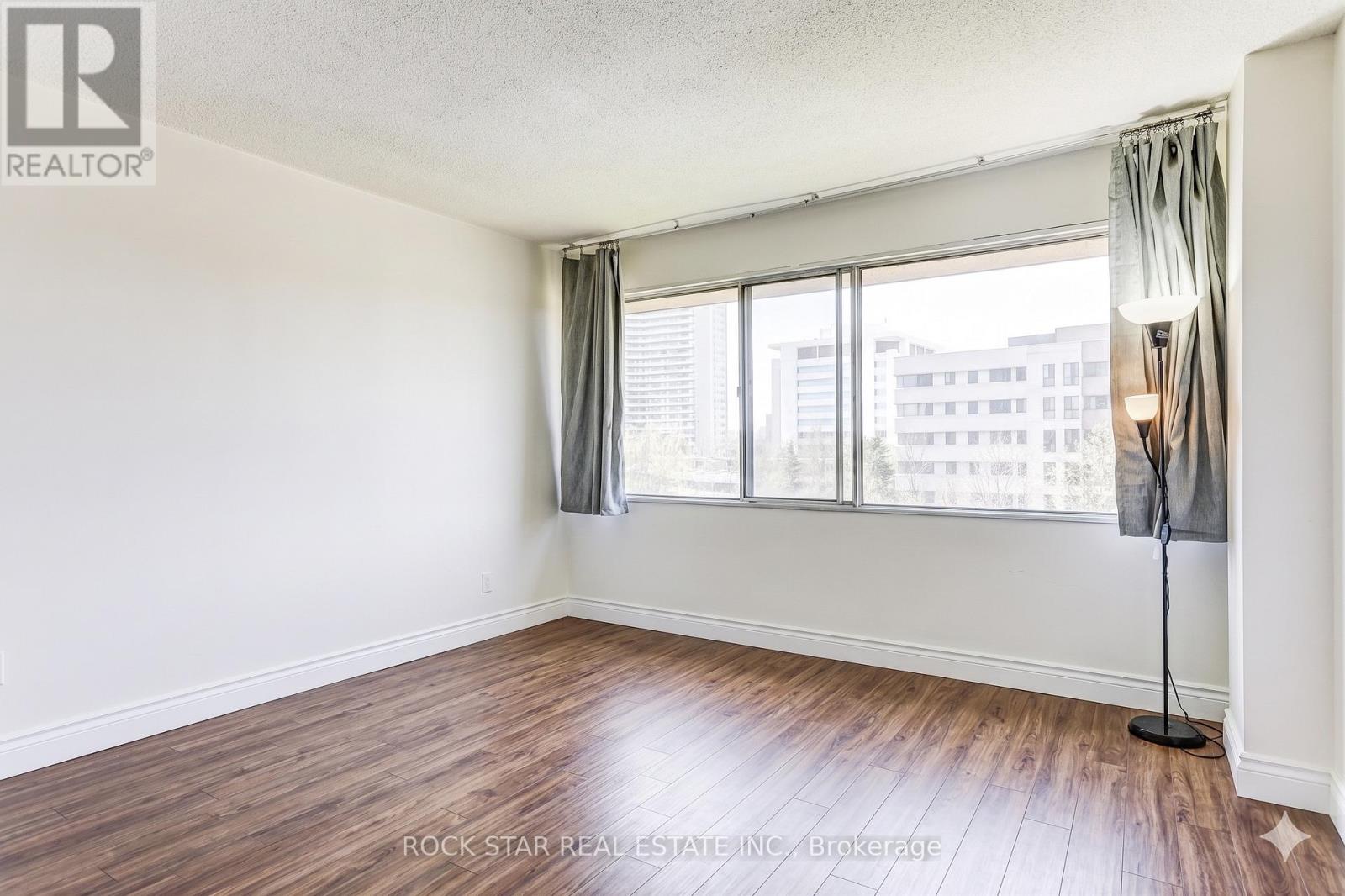 708 - 10 Sunny Glenway, Toronto (flemingdon Park), Ontario
