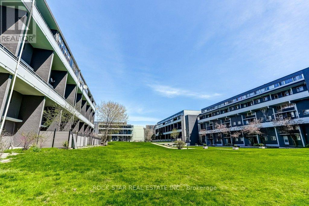 708 - 10 Sunny Glenway, Toronto (flemingdon Park), Ontario