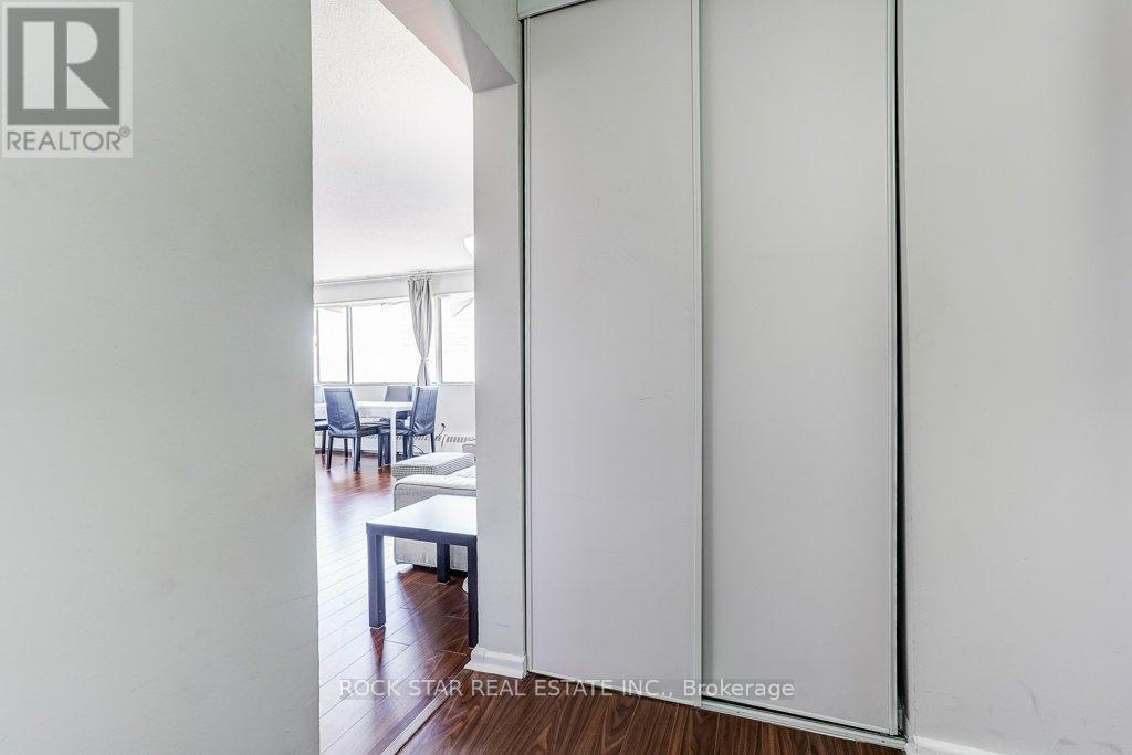 708 - 10 Sunny Glenway, Toronto (flemingdon Park), Ontario