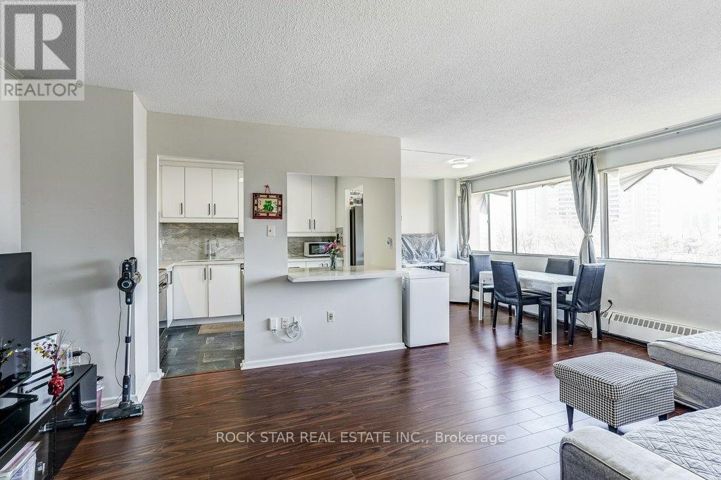 708 - 10 Sunny Glenway, Toronto (flemingdon Park), Ontario