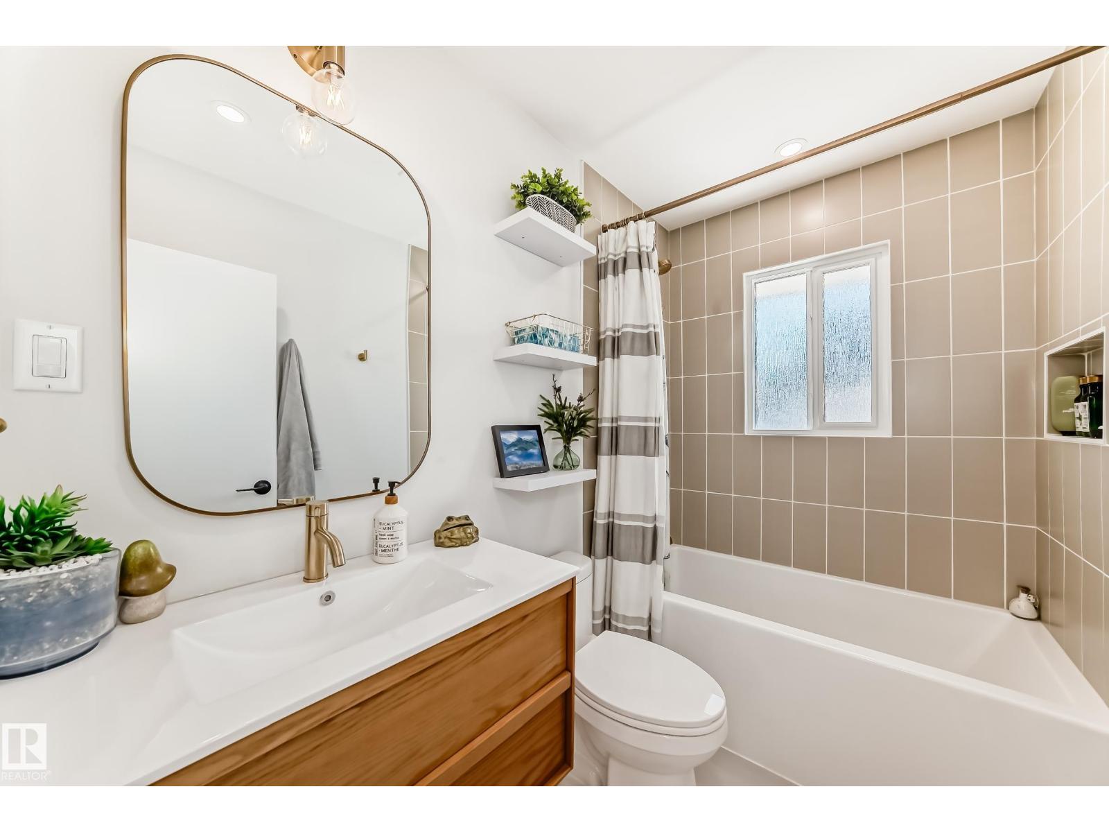 9323 70 Av Nw, Edmonton, Alberta