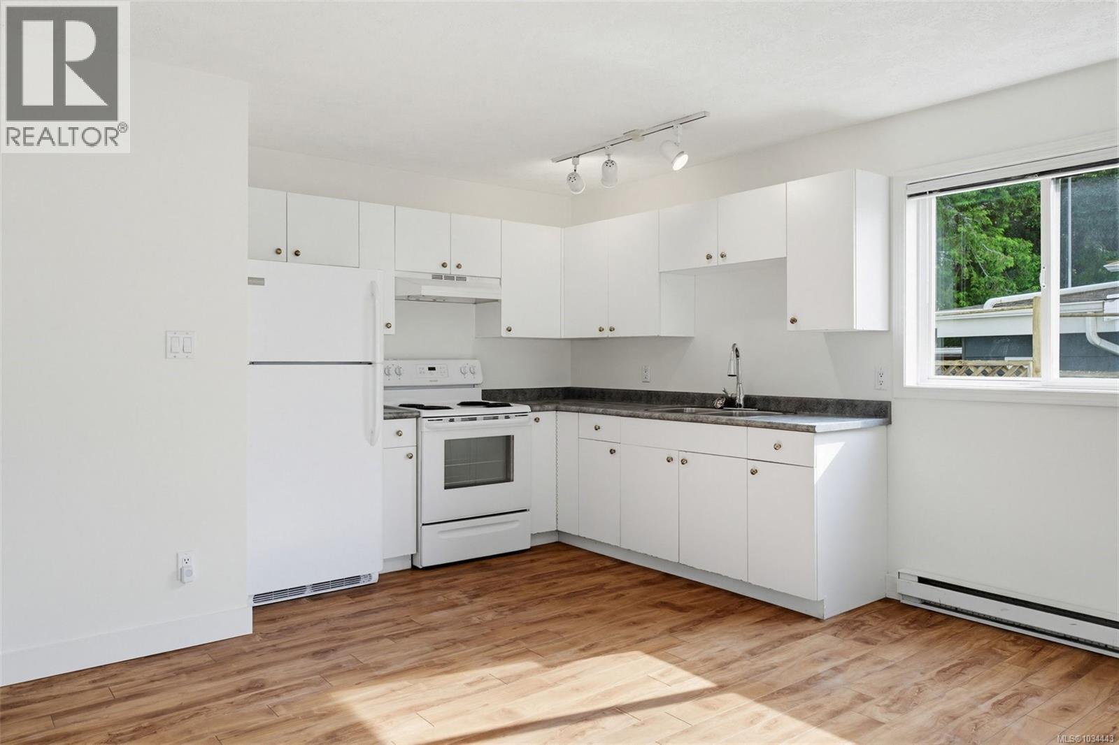 5272 Cordova Bay Rd, Saanich, British Columbia
