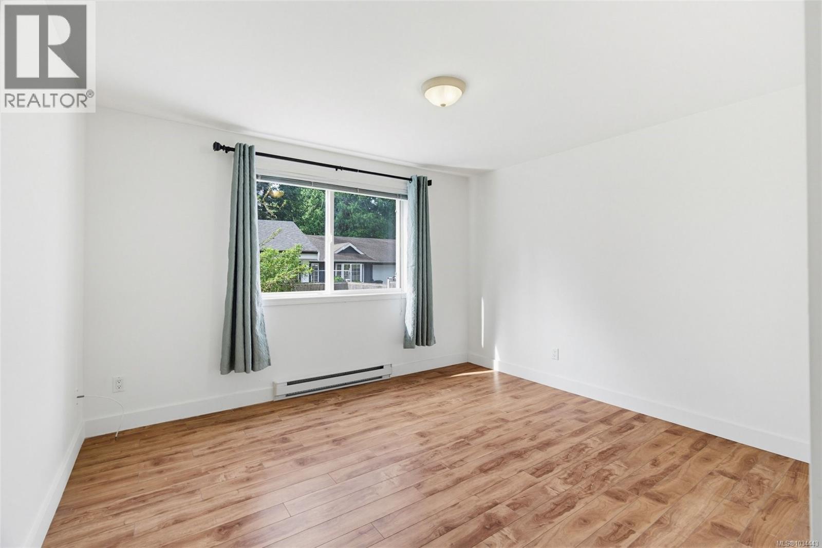 5272 Cordova Bay Rd, Saanich, British Columbia