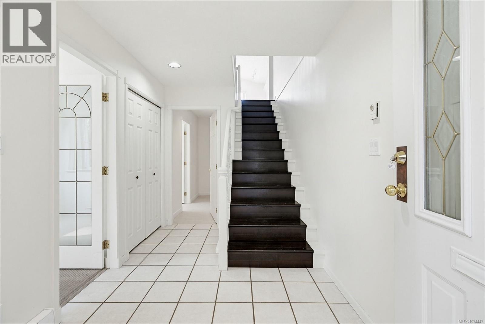 5272 Cordova Bay Rd, Saanich, British Columbia