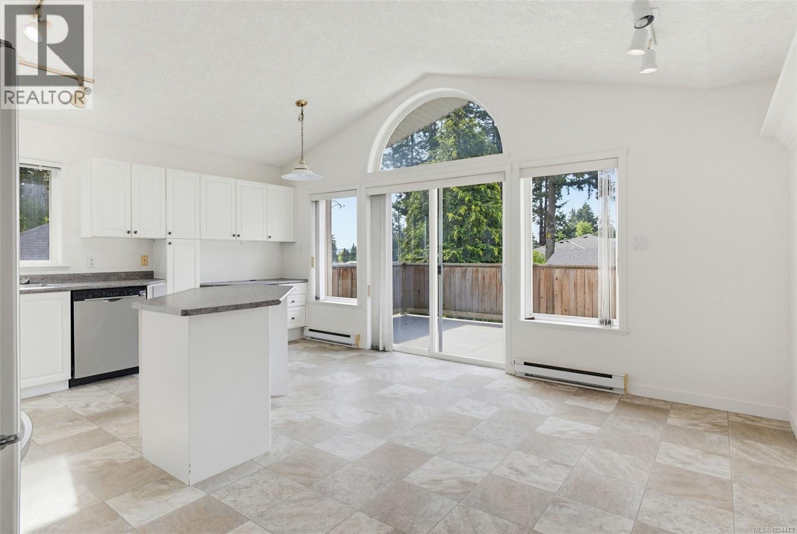 5272 Cordova Bay Rd, Saanich, British Columbia
