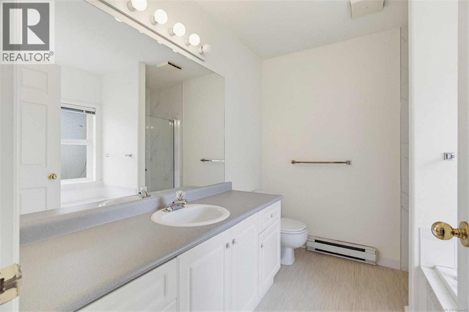 5272 Cordova Bay Rd, Saanich, British Columbia