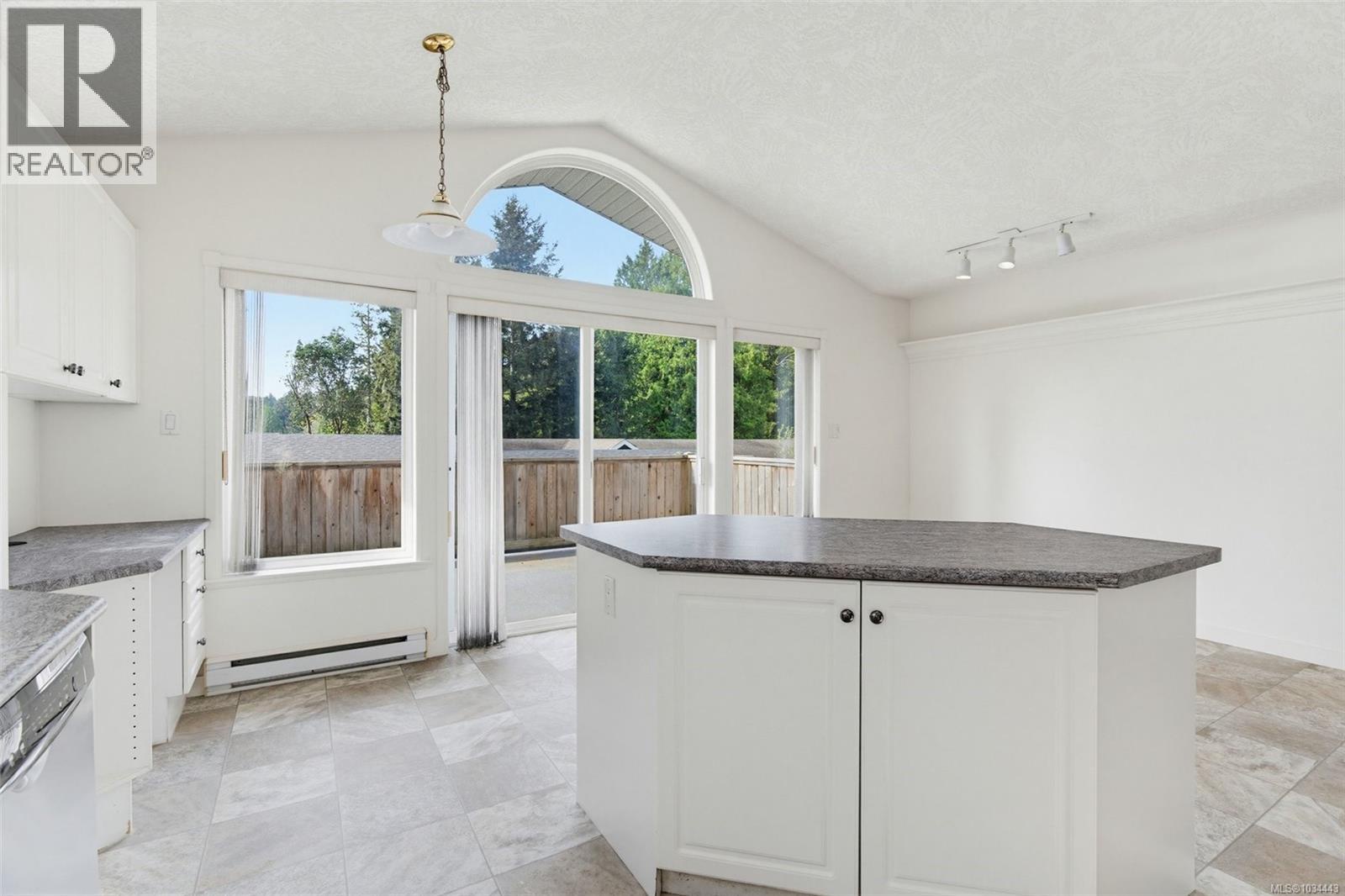 5272 Cordova Bay Rd, Saanich, British Columbia