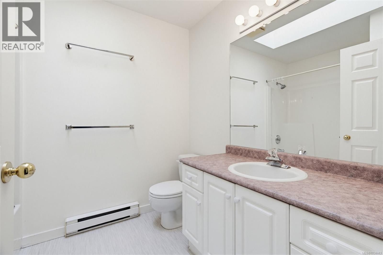 5272 Cordova Bay Rd, Saanich, British Columbia