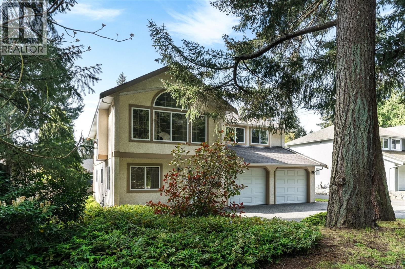 5272 Cordova Bay Rd, Saanich, British Columbia