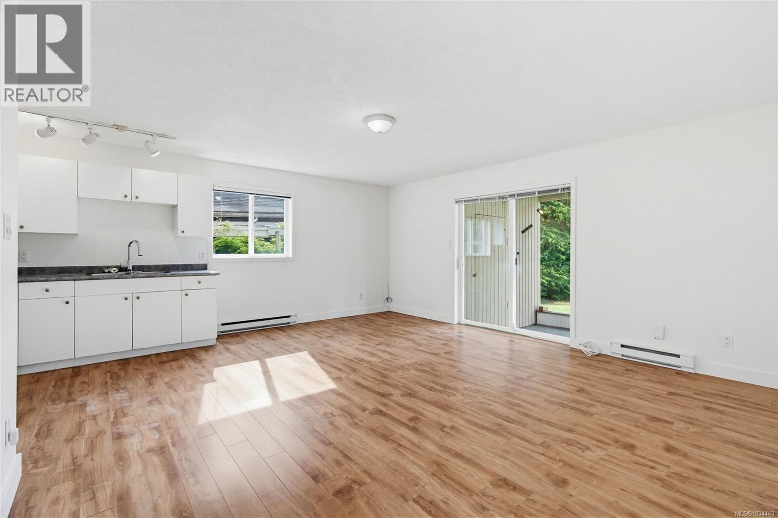 5272 Cordova Bay Rd, Saanich, British Columbia