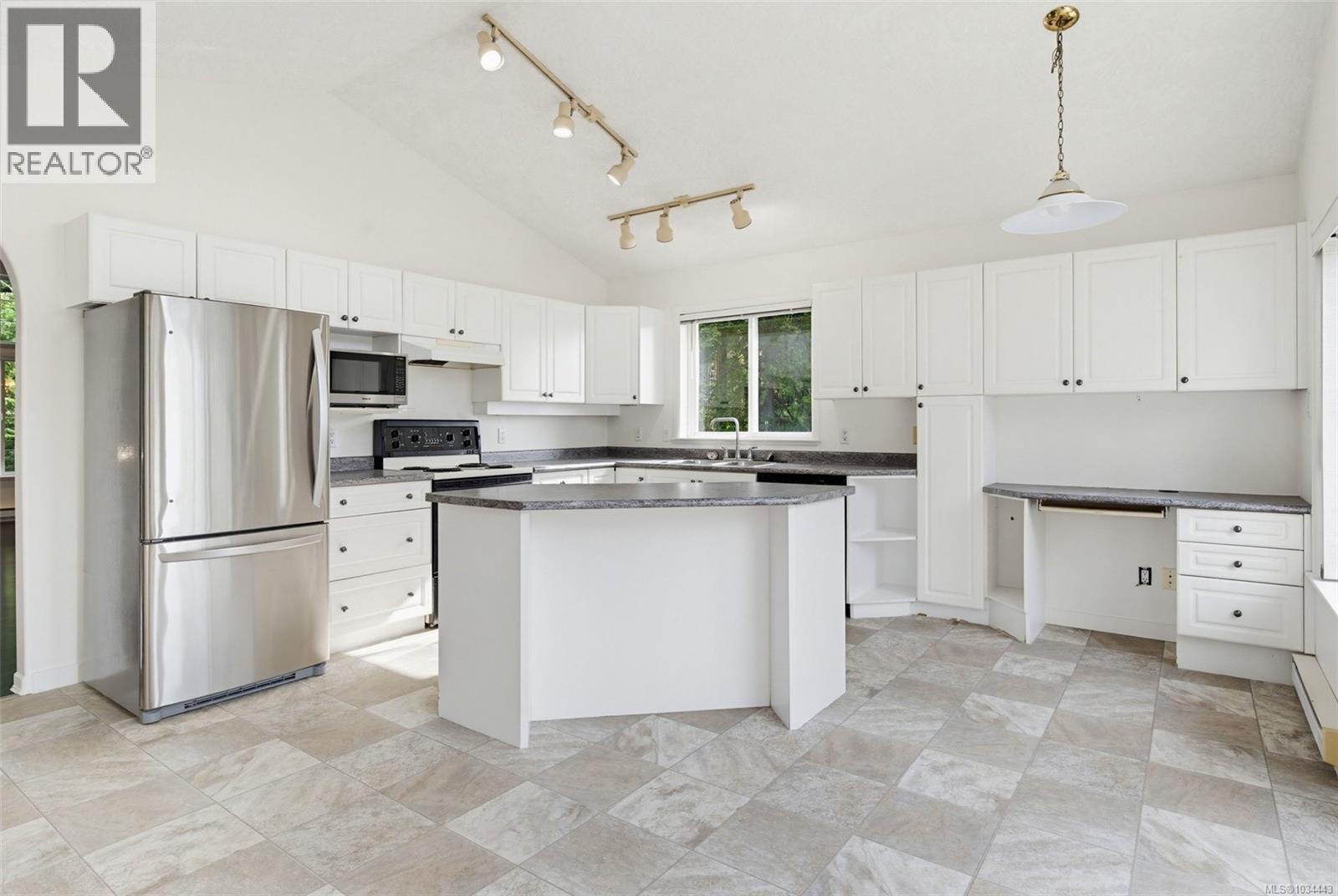 5272 Cordova Bay Rd, Saanich, British Columbia