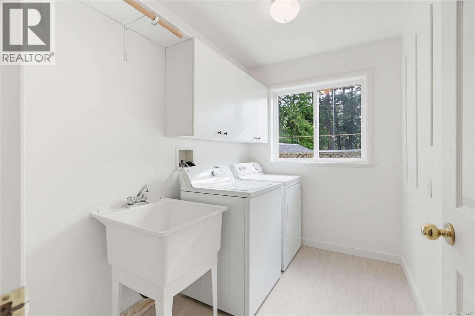 5272 Cordova Bay Rd, Saanich, British Columbia
