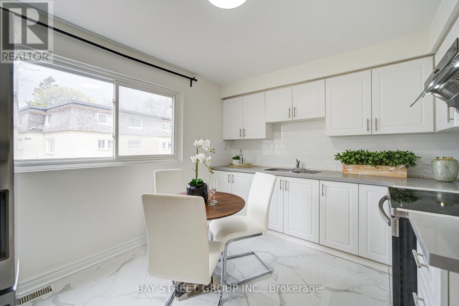 108 Courville Coachway, Toronto (pleasant View), Ontario