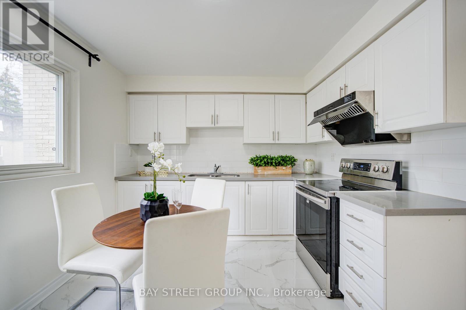 108 Courville Coachway, Toronto (pleasant View), Ontario