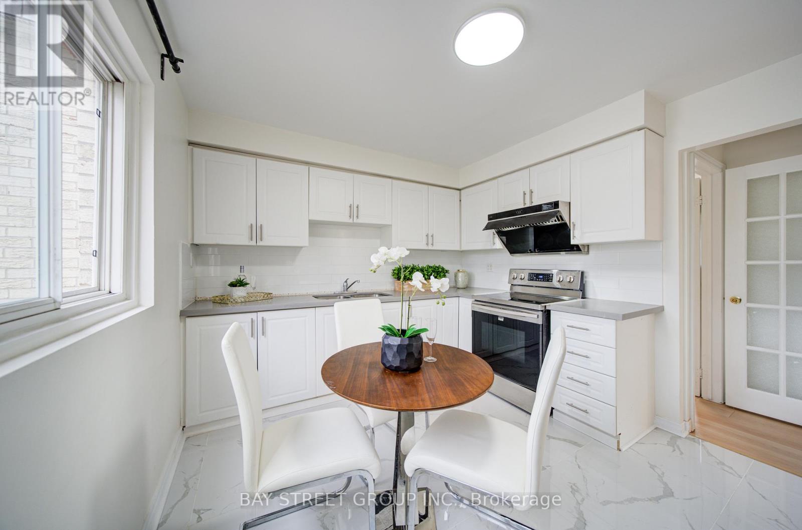108 Courville Coachway, Toronto (pleasant View), Ontario