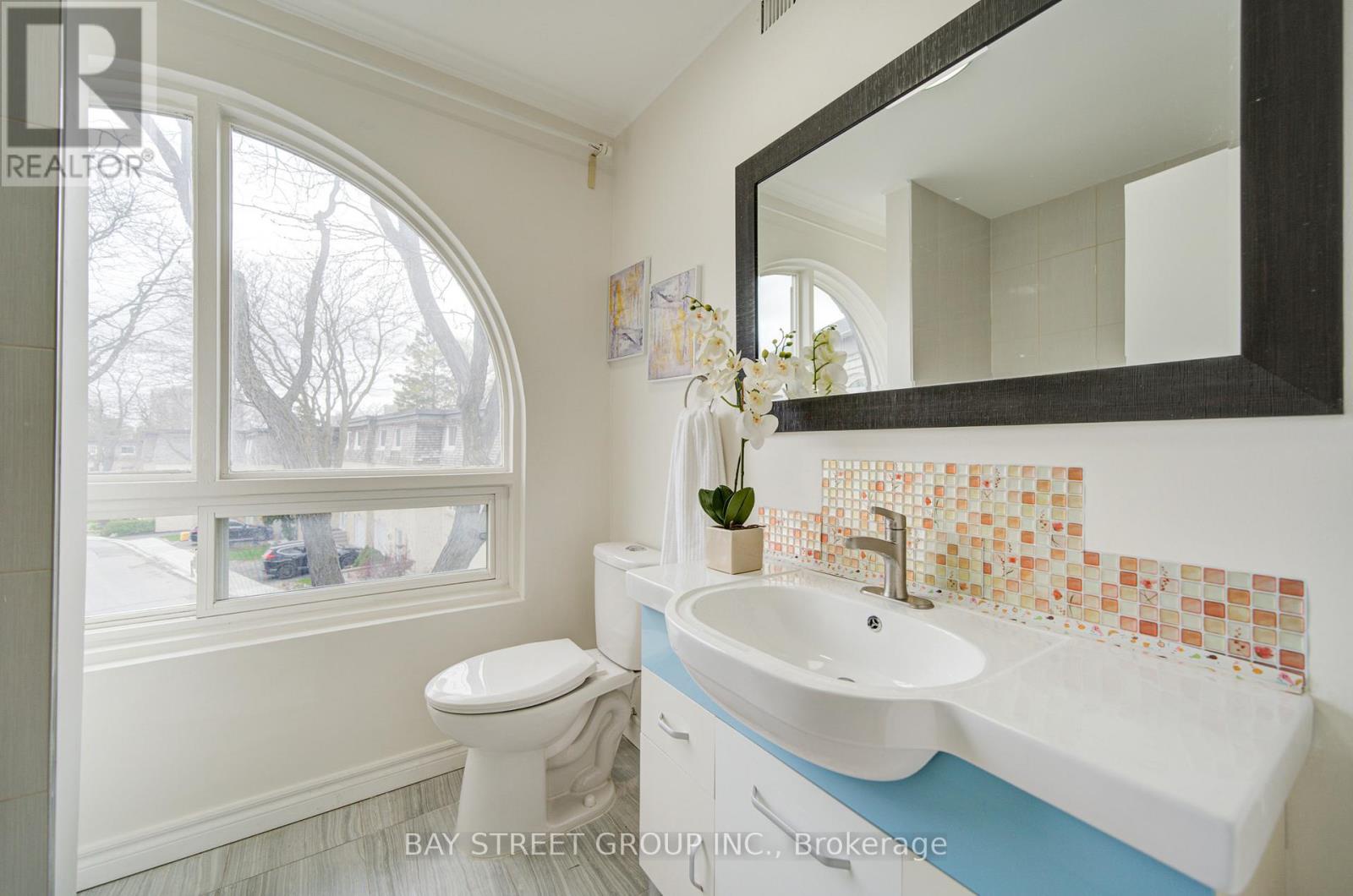 108 Courville Coachway, Toronto (pleasant View), Ontario