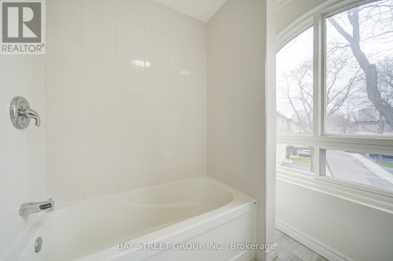 108 Courville Coachway, Toronto (pleasant View), Ontario