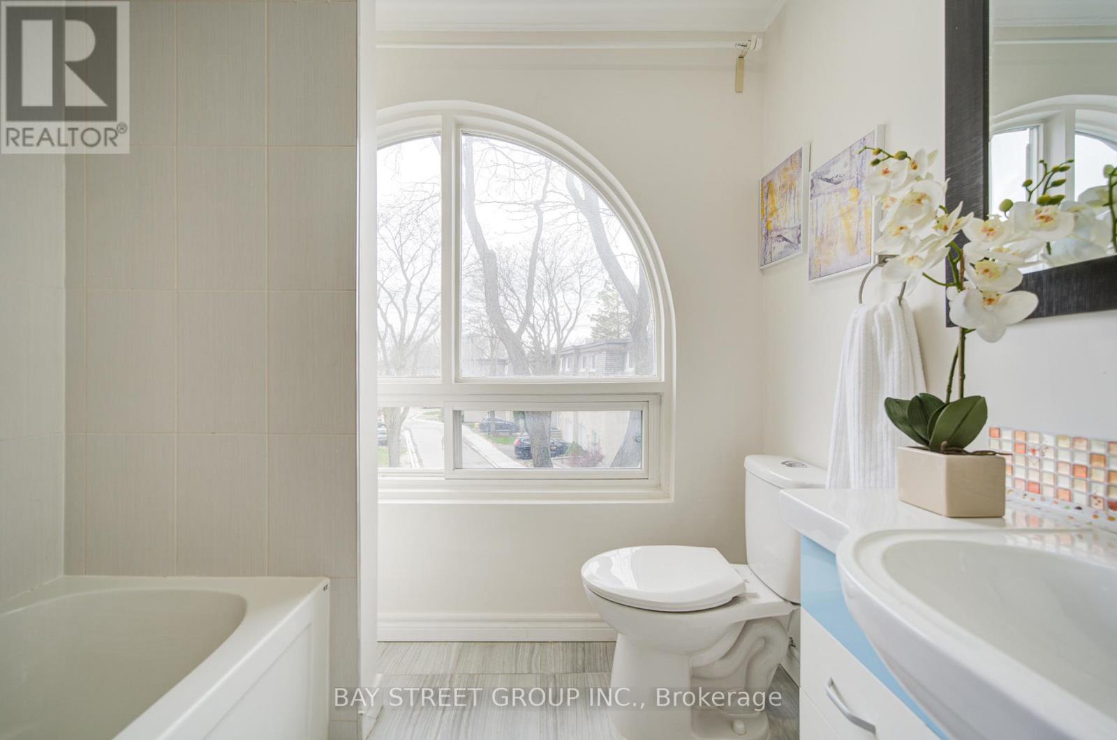 108 Courville Coachway, Toronto (pleasant View), Ontario