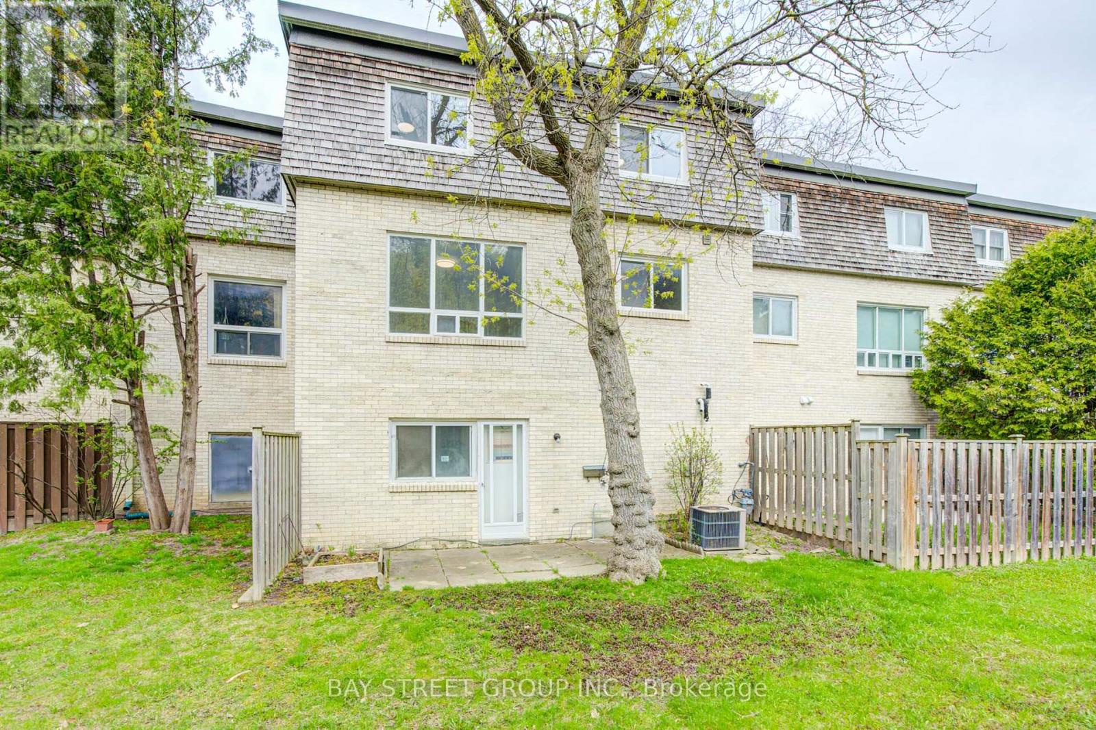 108 Courville Coachway, Toronto (pleasant View), Ontario