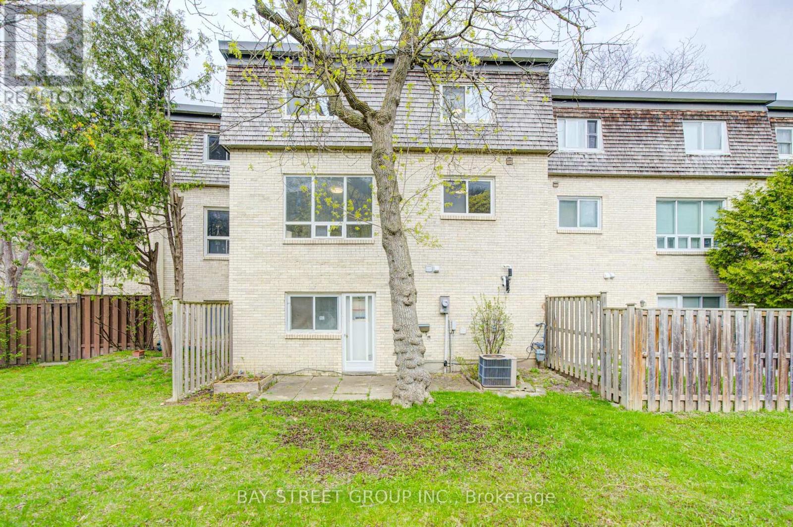 108 Courville Coachway, Toronto (pleasant View), Ontario