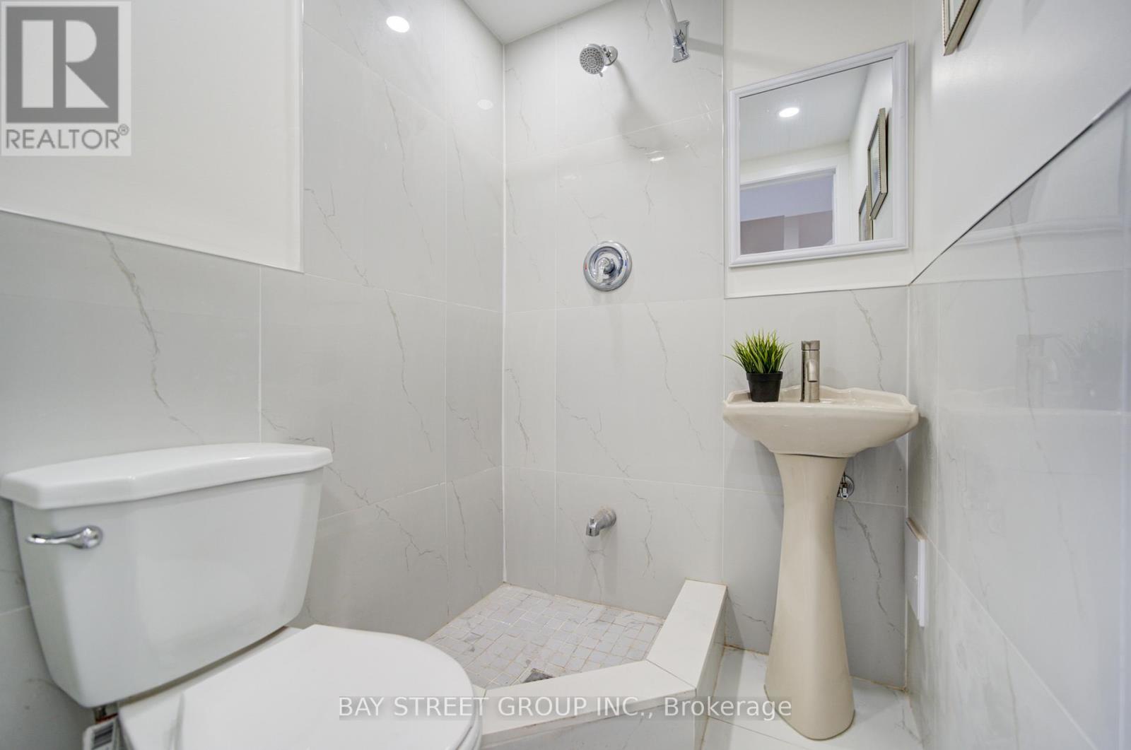 108 Courville Coachway, Toronto (pleasant View), Ontario