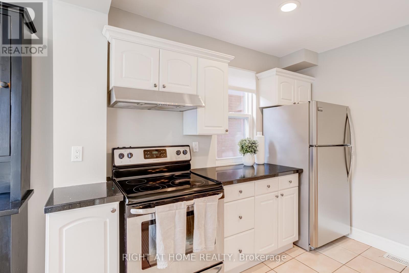 82 Ninth Street, Toronto (new Toronto), Ontario
