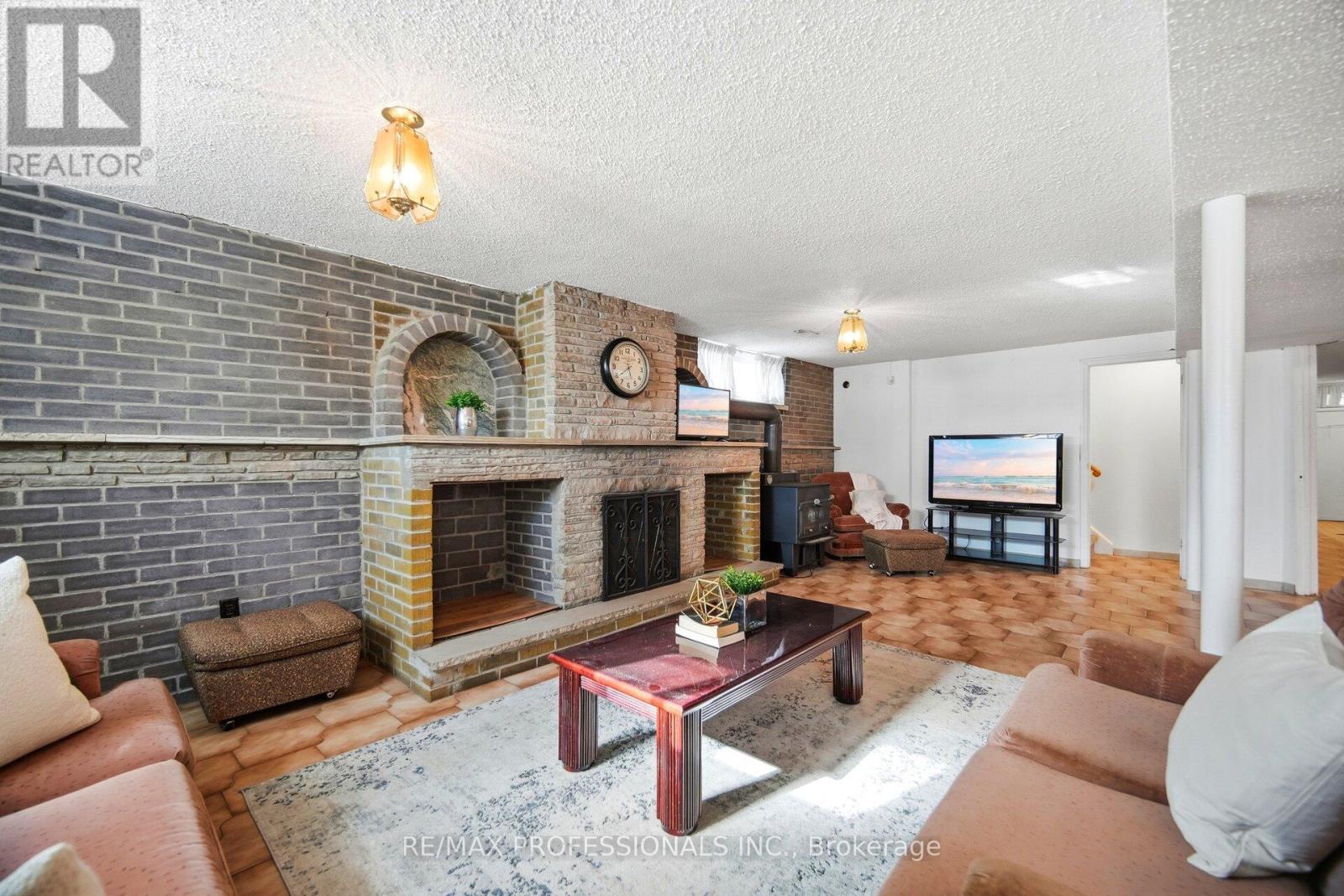 83 Spenvalley Drive, Toronto (glenfield-jane Heights), Ontario