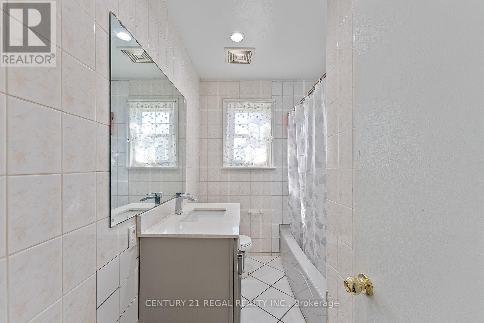 106 Flora Drive, Toronto (dorset Park), Ontario